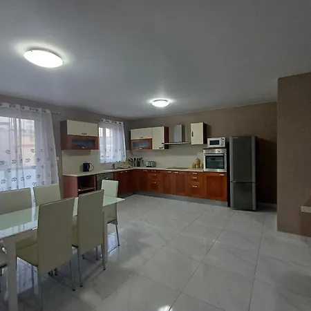 Large 3 Bedroom - Bugibba Lejlighed *