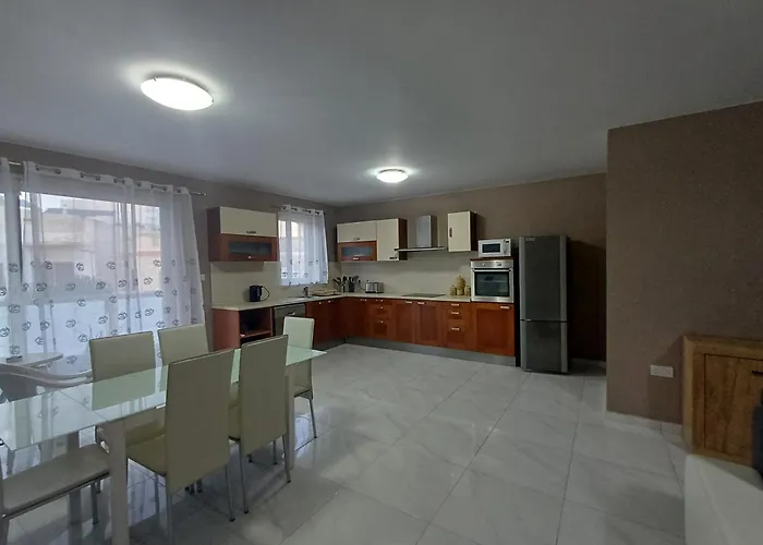 Large 3 Bedroom - Bugibba Apartment *